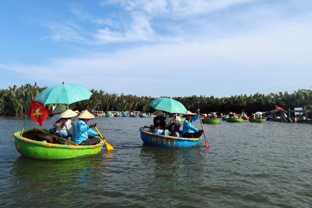 Du khách lênh đênh trên những chiếc thuyền thúng nhỏ khám phá làng dừa Cẩm Thanh, một trong 50 ngôi làng đẹp nhất thế giới năm 2025. Ảnh: Đỗ Trưởng – TTXVN