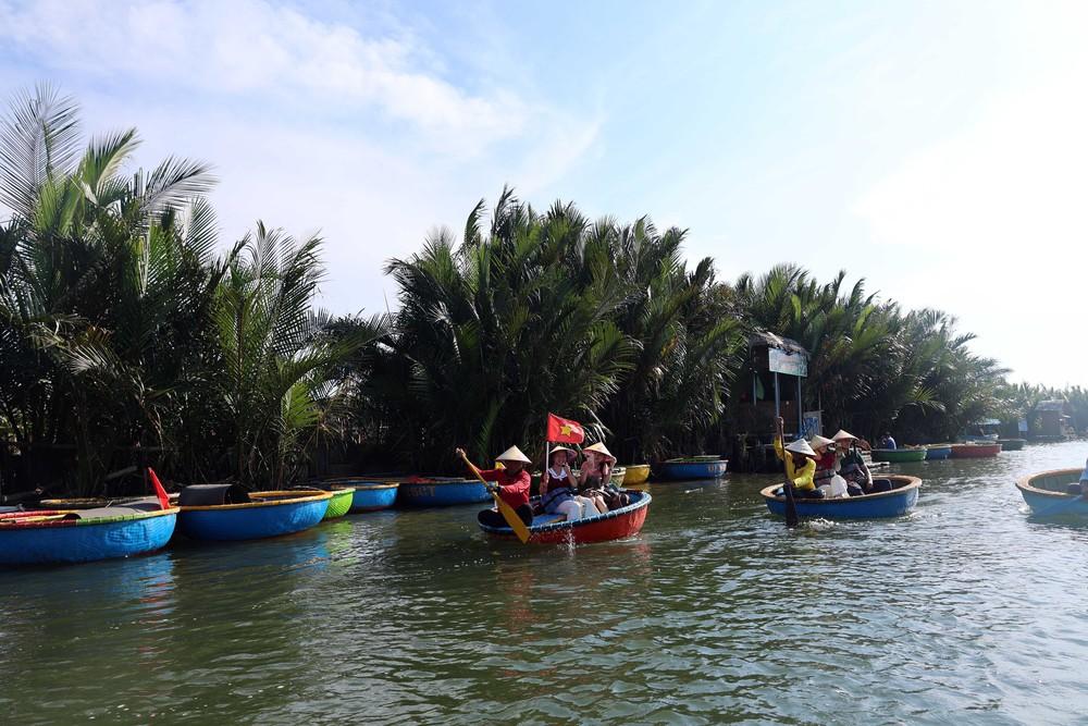 Du khách lênh đênh trên những chiếc thuyền thúng nhỏ khám phá làng dừa Cẩm Thanh, một trong 50 ngôi làng đẹp nhất thế giới năm 2025. Ảnh: Đỗ Trưởng – TTXVN