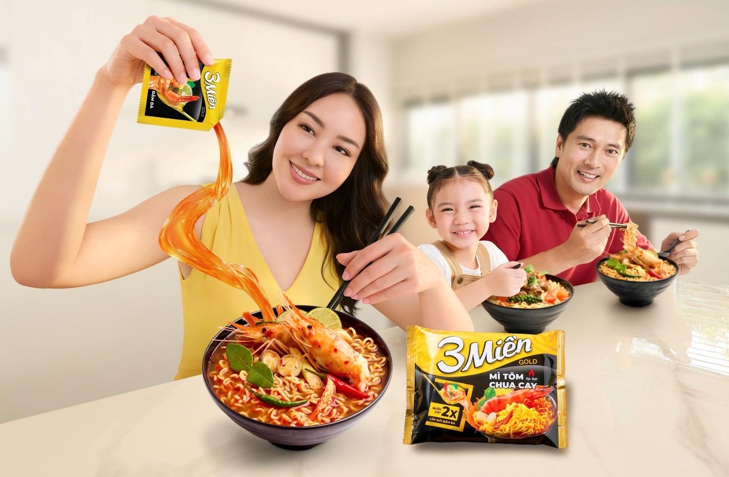 Gói nước cốt tôm và thịt trở thành bí kíp của tô mì ngon.