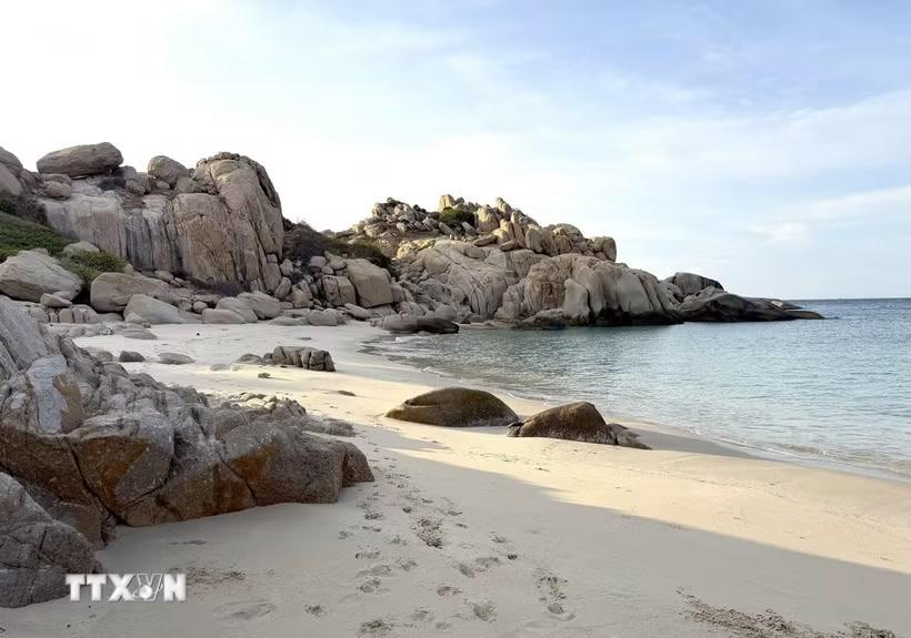Vẻ đẹp êm đềm làm say lòng du khách của Bãi Tiên trên đảo Hòn Cau với những khối đá nguyên thủy bao quanh cùng làn nước biển xanh biếc. (Ảnh: Nguyễn Thanh/TTXVN)
