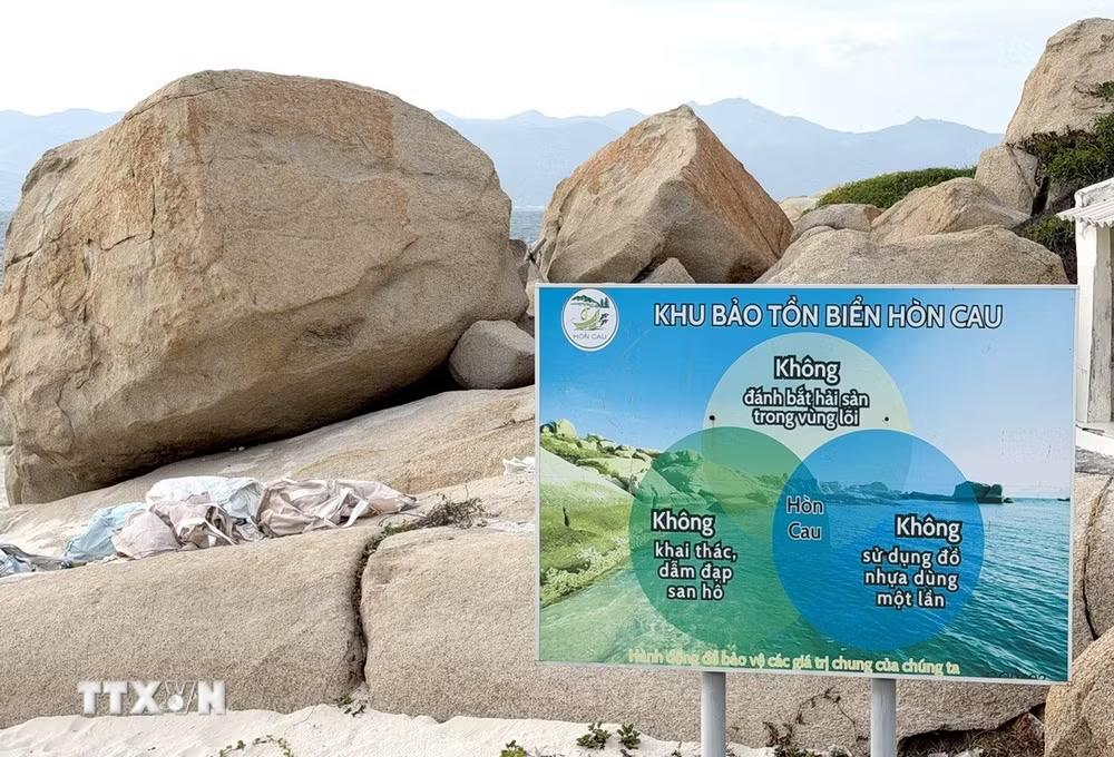 Pano tuyên truyền kêu gọi bảo vệ môi trường khi du khách đến tham quan Khu Bảo tồn biển Hòn Cau. (Ảnh: Nguyễn Thanh/TTXVN)