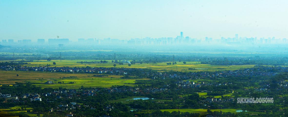 Trong làn sương nhẹ buổi sáng, thủ đô hiện lên với vẻ đẹp hiện đại, đầy sức sống.