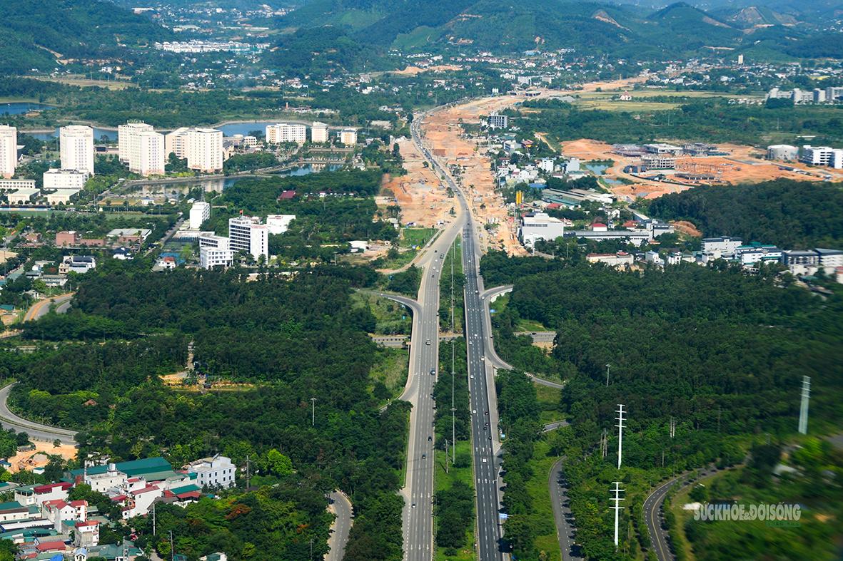 Tuyến giao thông hiện đại nổi bật giữa không gian xanh rộng lớn.