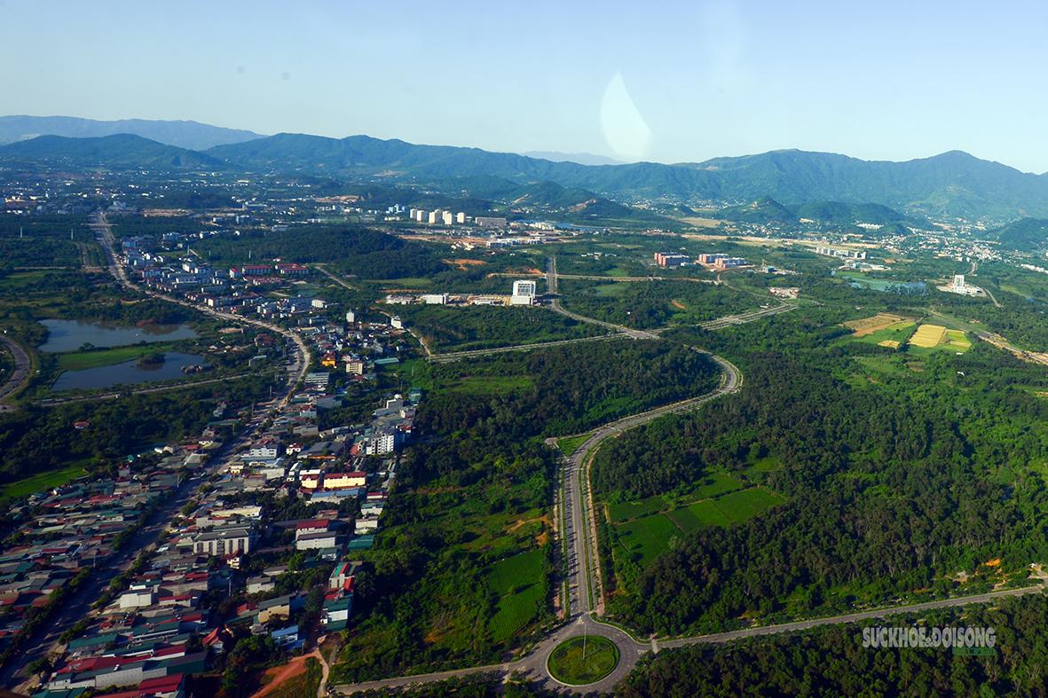 Khu dân cư trải dài dưới cánh bay của tổ lái.