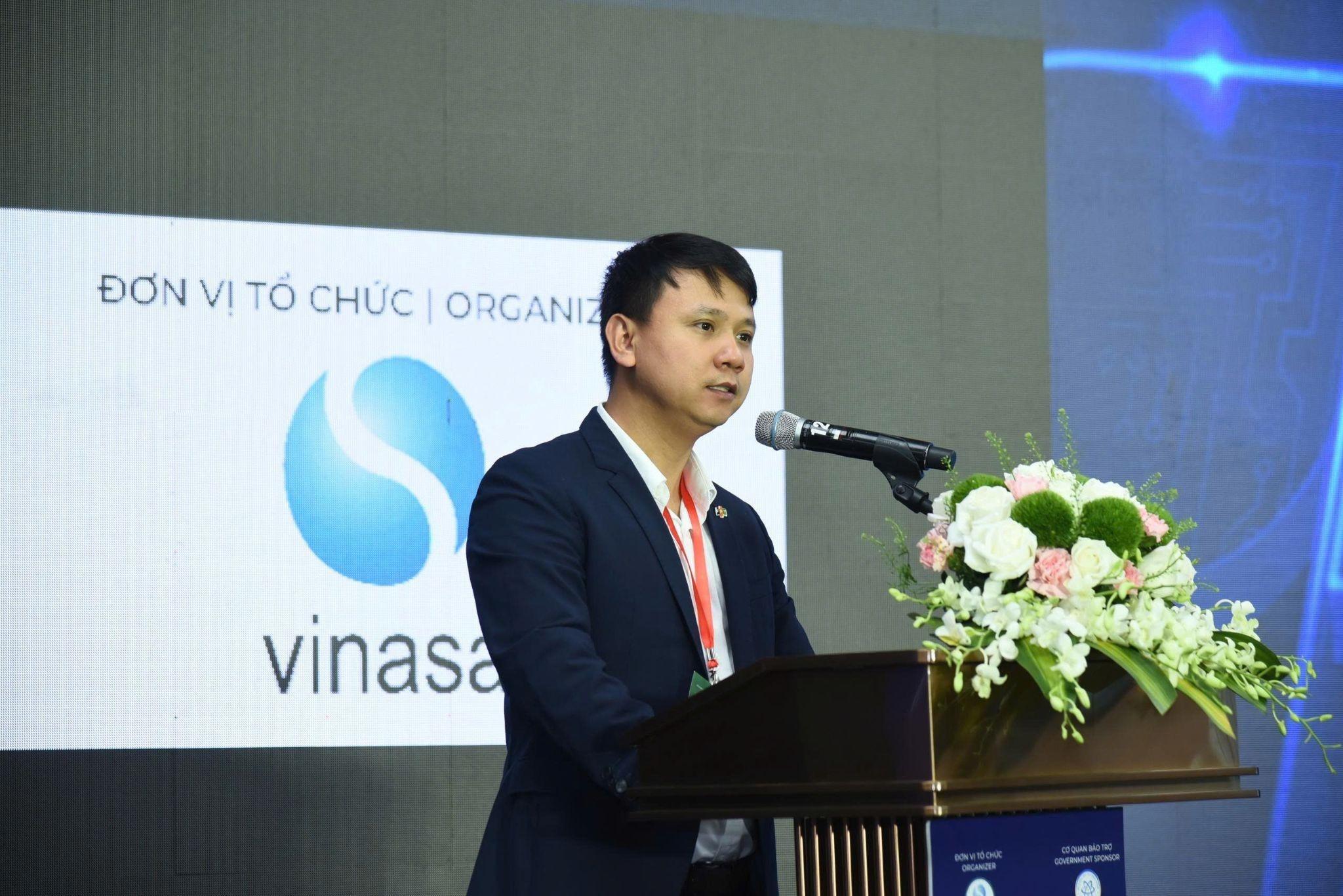  Ông Nguyễn Xuân Phong, Giám đốc Chuyển đổi AI của Tập đoàn FPT, chia sẻ về CASAN - khung năng lực AI 5 cấp độ. 