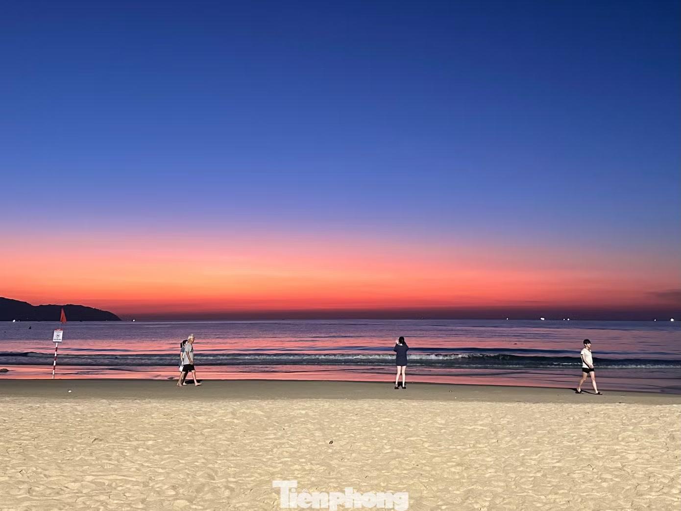  Bình minh trên biển Đà Nẵng là một trong những khung cảnh thu hút sự hứng thú của các bạn trẻ vào mùa hè. Trên TikTok, nhiều video ghi lại khoảnh khắc bầu trời chuyển màu nhận về hàng chục nghìn lượt tương tác. Chỉ cần đứng trước một bãi biển bất kỳ ở Đà Nẵng cũng có thể cảm nhận được vẻ đẹp thiên nhiên bao la, thơ mộng. Ánh sáng đầu ngày xuất hiện phía chân trời tạo nên cảnh tượng giao thoa tuyệt đẹp giữa ngày và đêm, giữa trời và biển. Ảnh: Khánh Đoan 