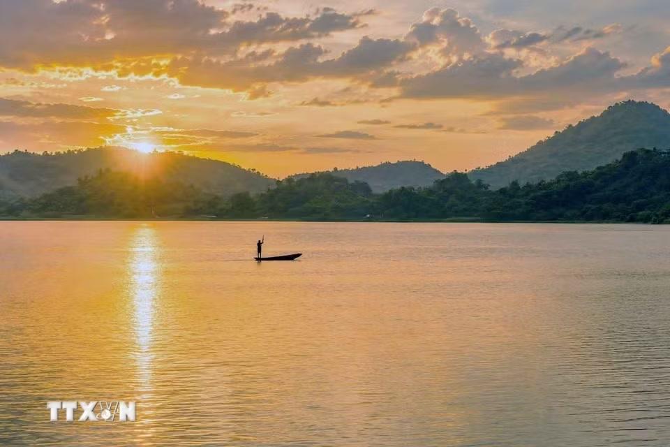 Hoàng hôn trên Hồ Lắk. (Ảnh: Kha Phạm/TTXVN)