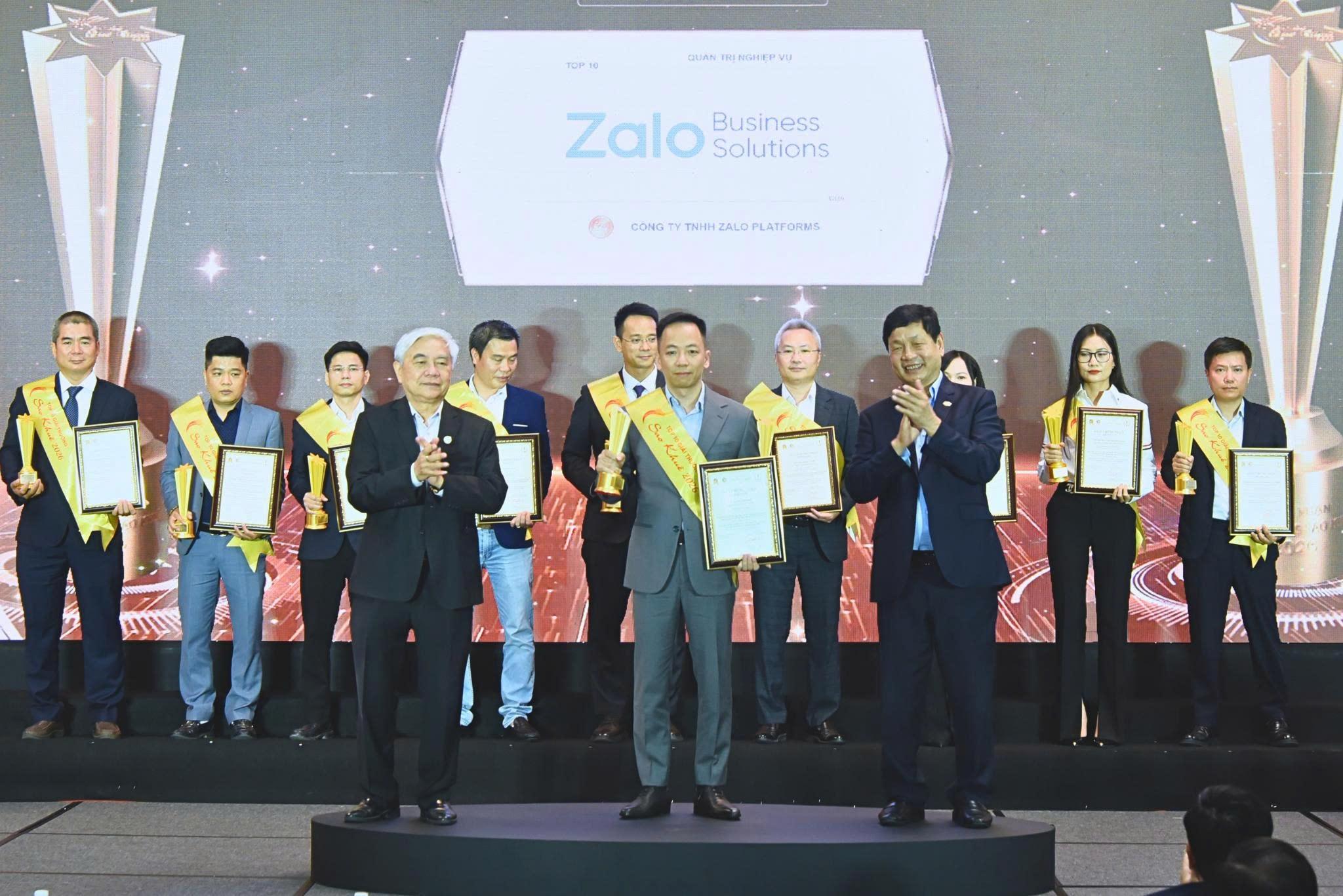  Ông Nguyễn Công Chính, Chief Business Officer, Zalo - đại diện Zalo Business Solutions - nhận Giải thưởng Top 10 Sao Khuê 2026 lĩnh vực Quản trị nghiệp vụ. 