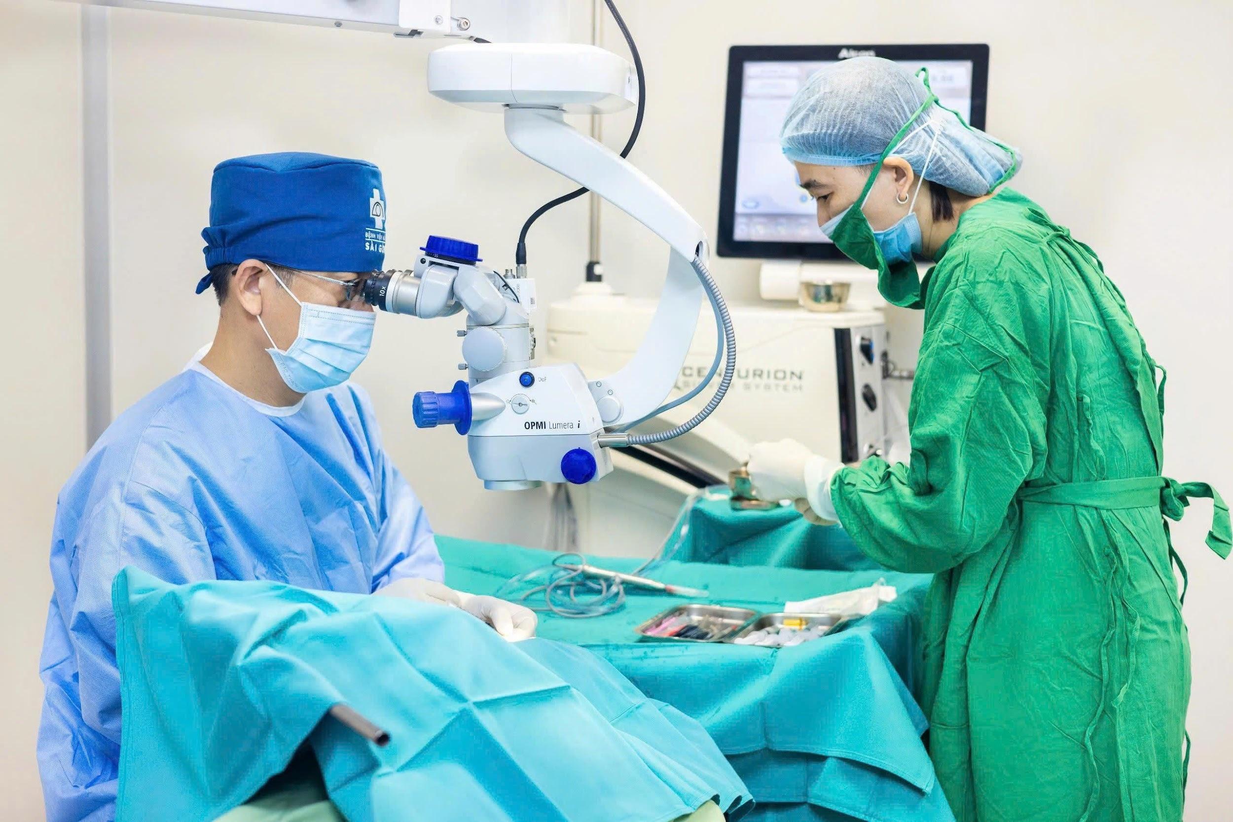 Bệnh viện Mắt Sài Gòn sở hữu đội ngũ chuyên gia giàu kinh nghiệm từng thực hiện hàng trăm nghìn ca phẫu thuật đục thủy tinh và xử trí nhiều trường hợp phức tạp.