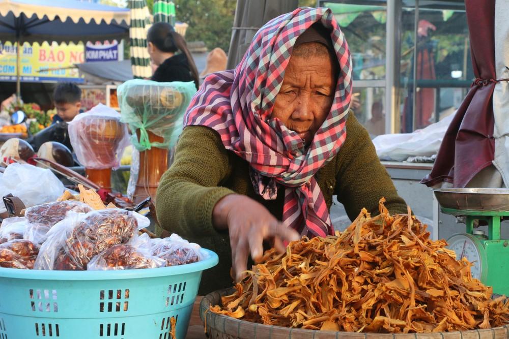 Bà Neàng Phôn tại ấp Thiên Tuế, xã Núi Cấm (An Giang) bán hàng tại chợ Mây. Ảnh: Công Mạo - TTXVN