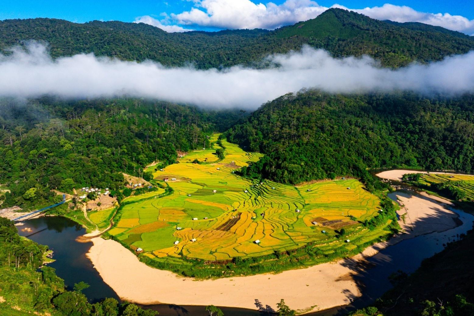  Du khách nên dành khoảng nửa ngày tại Kon Tu Rằng, sau đó di chuyển về trung tâm Măng Đen để thăm các địa điểm khác hoặc đi quốc lộ 24 hướng về Quảng Ngãi, khúc cua lên tượng Đức Mẹ Măng Đen. Ảnh: Đô Đô/Ghiền Măng Đen. 