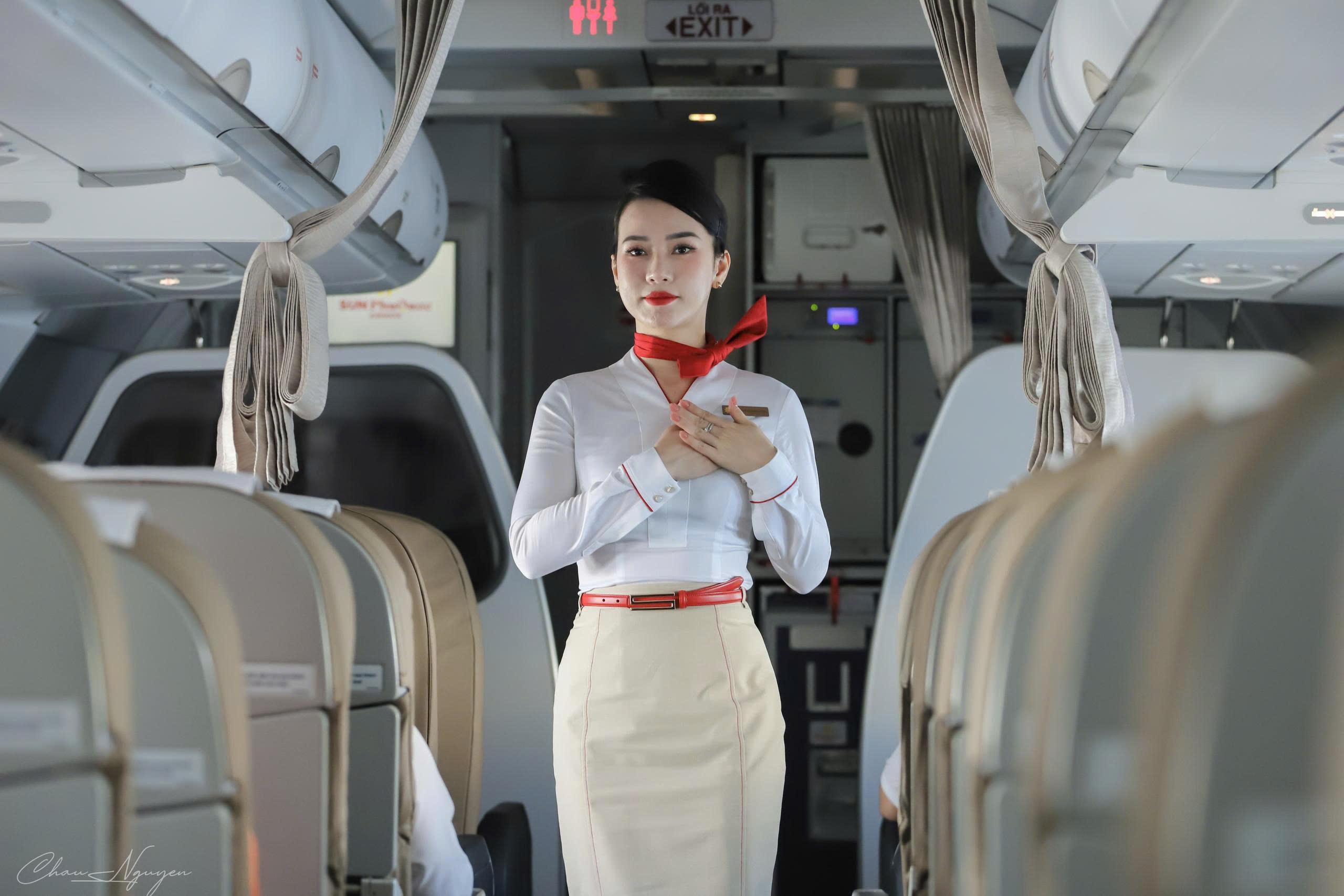  Tiếp viên Sun PhuQuoc Airways với cử chỉ chào đặc trưng. 