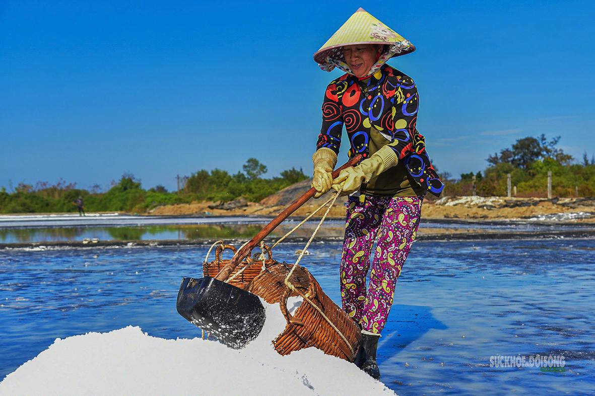 Công việc diễn ra liên tục dưới nền nhiệt cao và ánh nắng chói chang. Ảnh: Lê Tiến