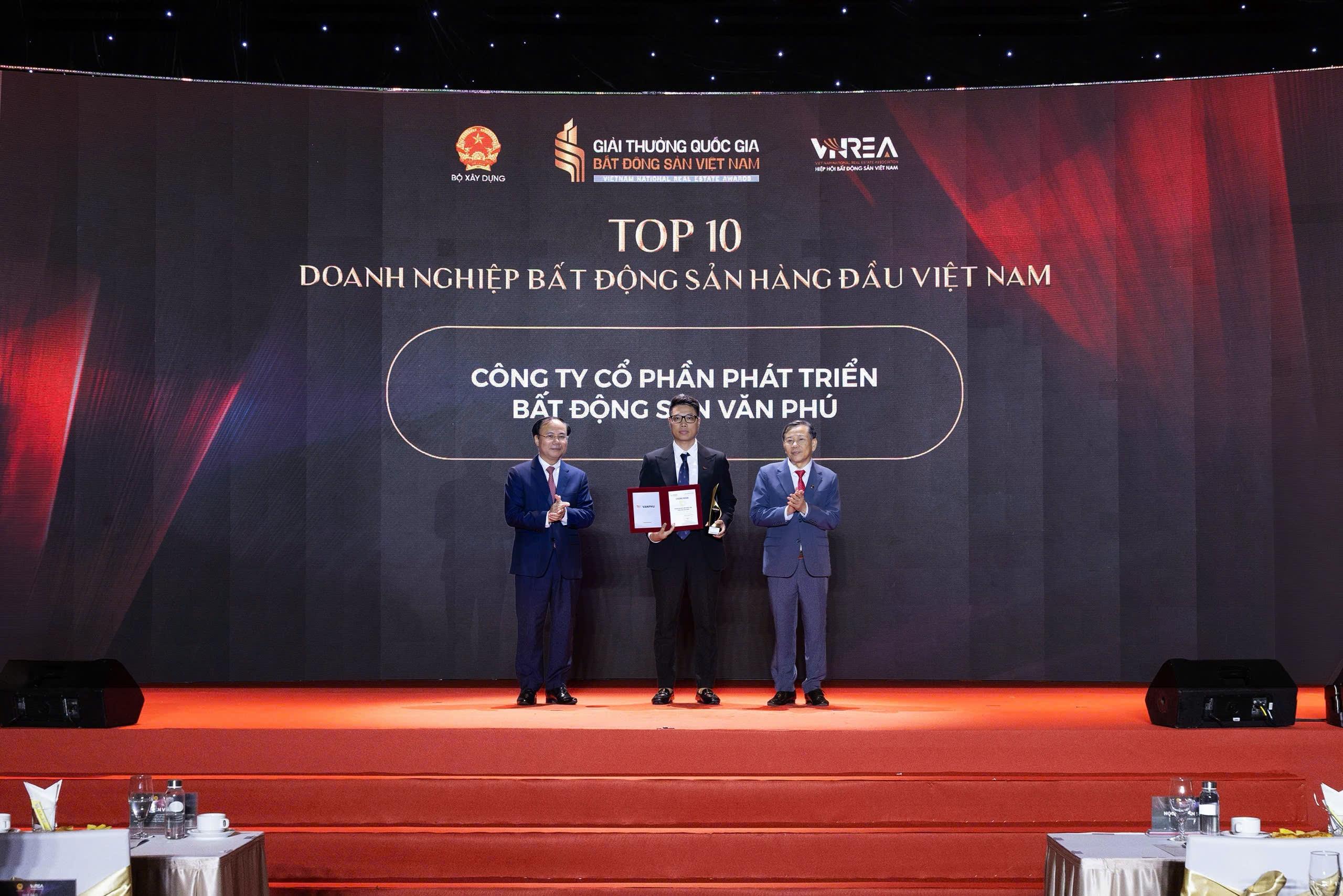  Phó thủ tướng thường trực chính phủ Phạm Gia Túc trao giải “Top 10 doanh nghiệp Bất động sản hàng đầu Việt Nam” cho Công ty Cổ phần Phát triển Bất động sản Văn Phú.