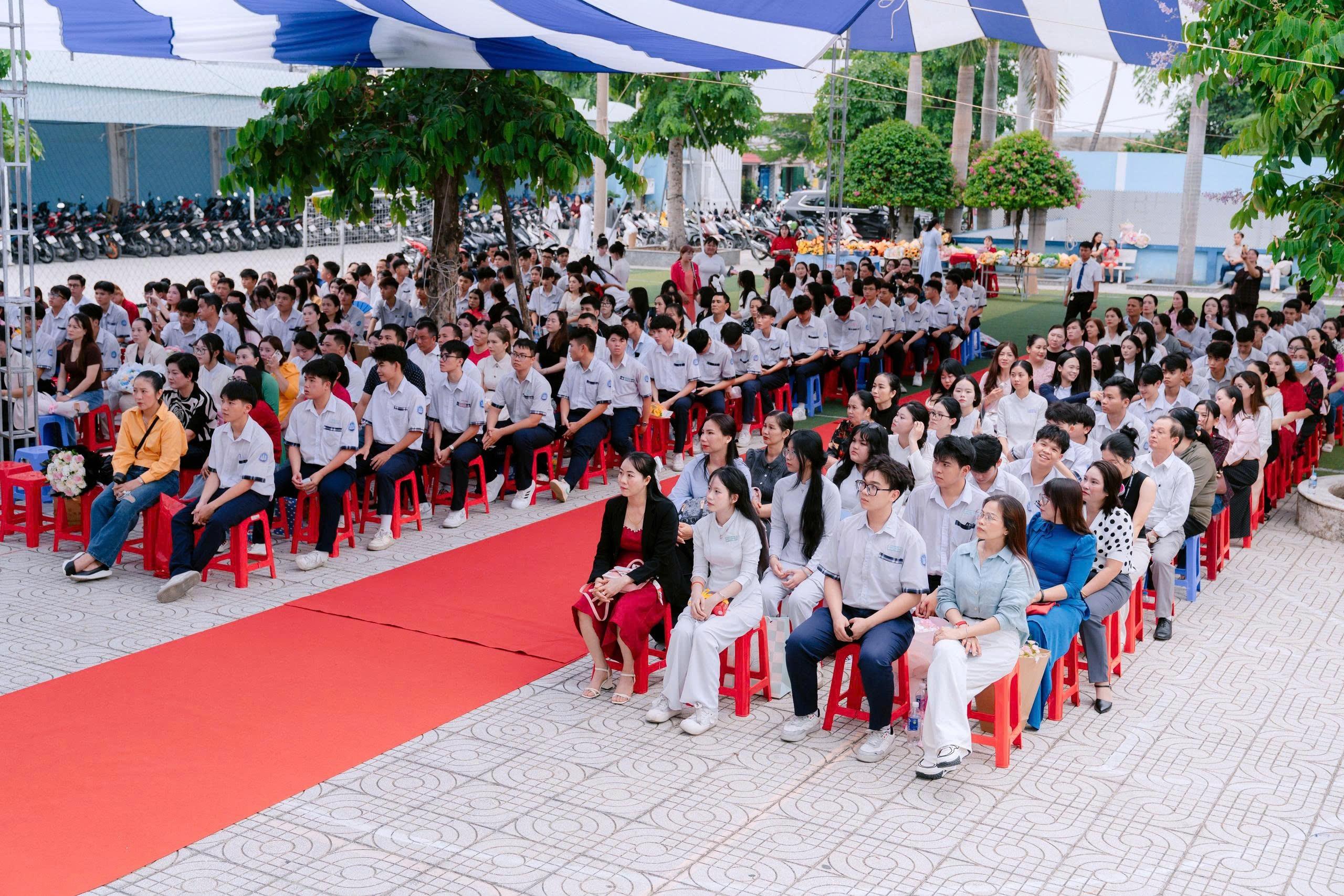  Phụ huynh và học sinh cơ sở 4 tham dự lễ tri ân và trưởng thành. 