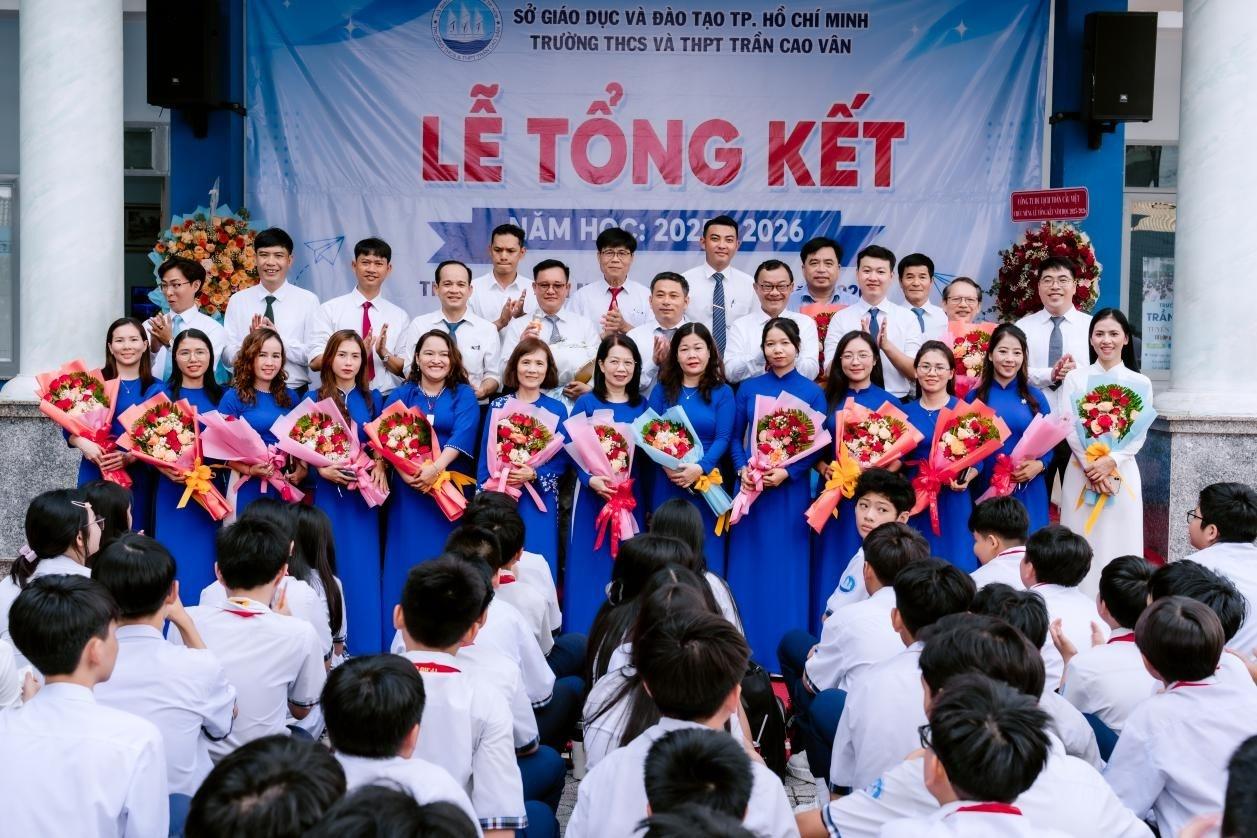  Tập thể giáo viên trường THCS và THPT Trần Cao Vân cơ sở 1 trong lễ tổng kết năm học 2025-2026. 