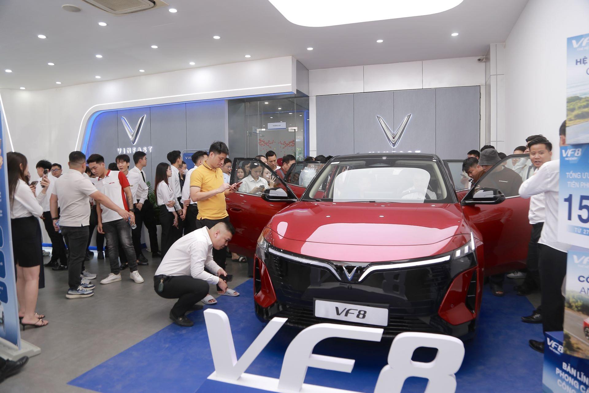  VF 8 thế hệ mới thu hút nhiều khách hàng trong ngày cuối mở cọc. 