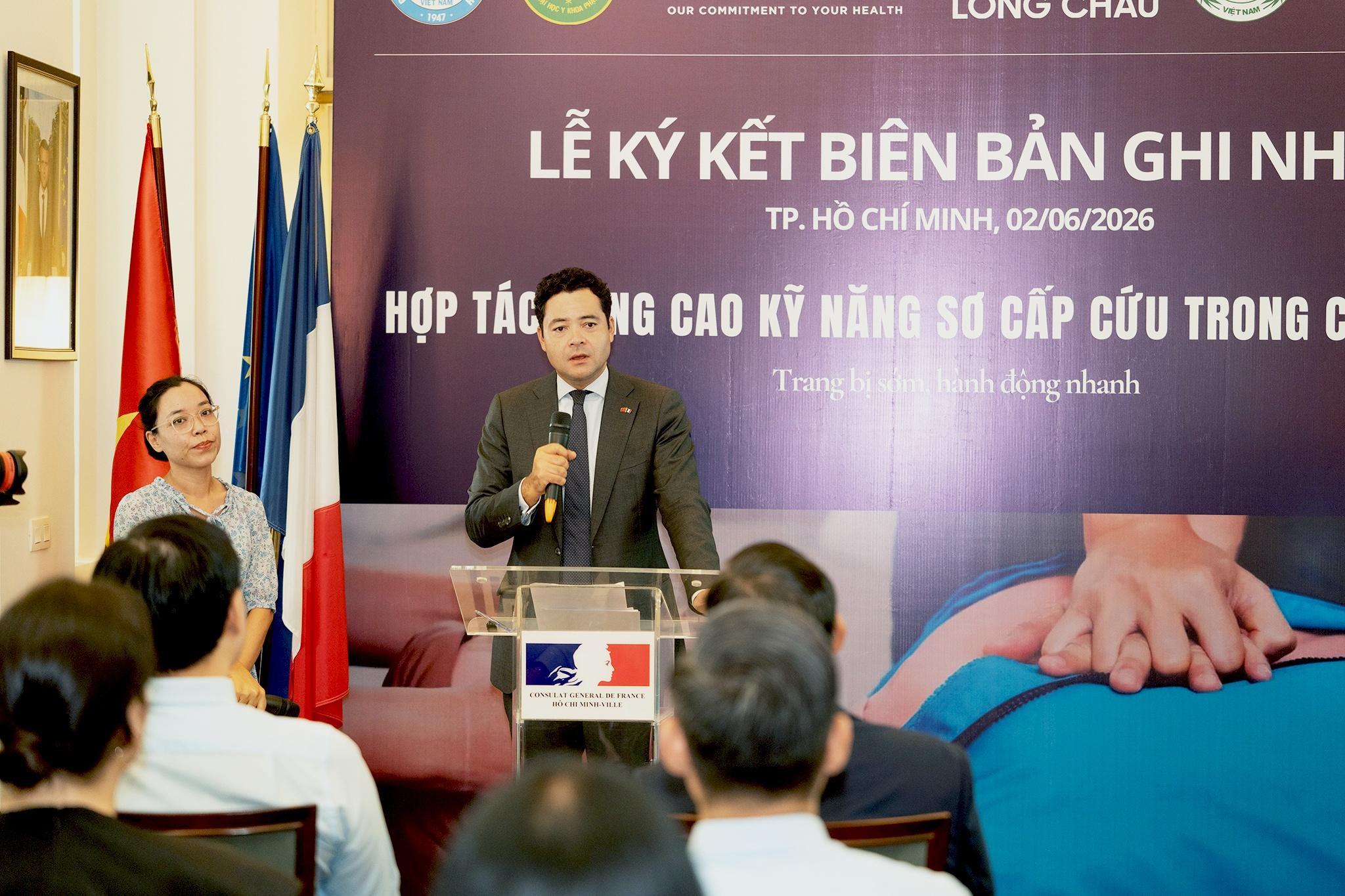  Tổng lãnh sự Pháp Etienne Ranaivoson. 
