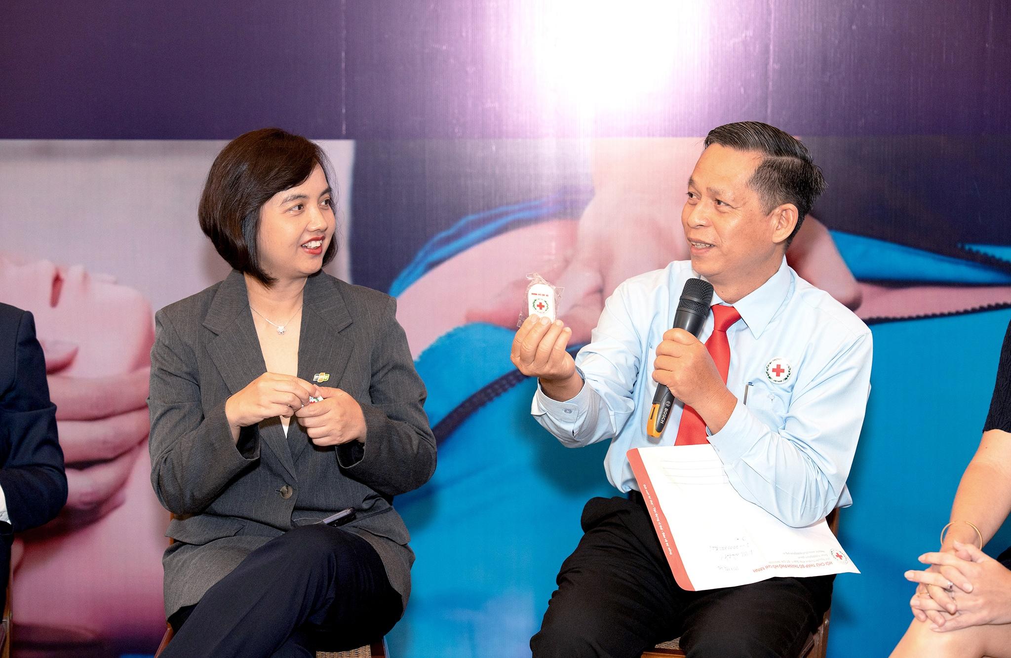  Bà Nguyễn Đỗ Quyên và ông Trần Văn Tuấn chia sẻ tại lễ ký kết. 