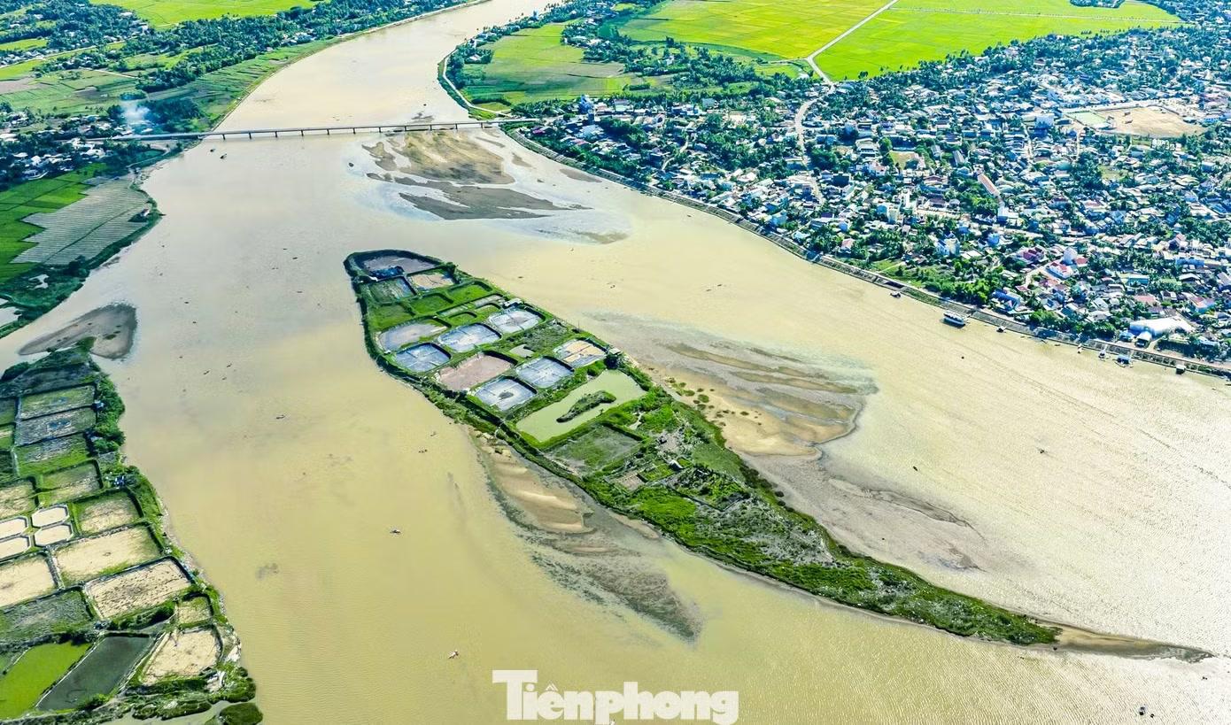  Tại cửa biển An Dũ (phường Hoài Nhơn Đông), vừa qua một cồn cát bồi tự nhiên rộng khoảng 5ha cũng thu hút sự chú ý khi hiện lên với hình dáng tựa một con cá voi khổng lồ đang vươn mình giữa sóng nước. 