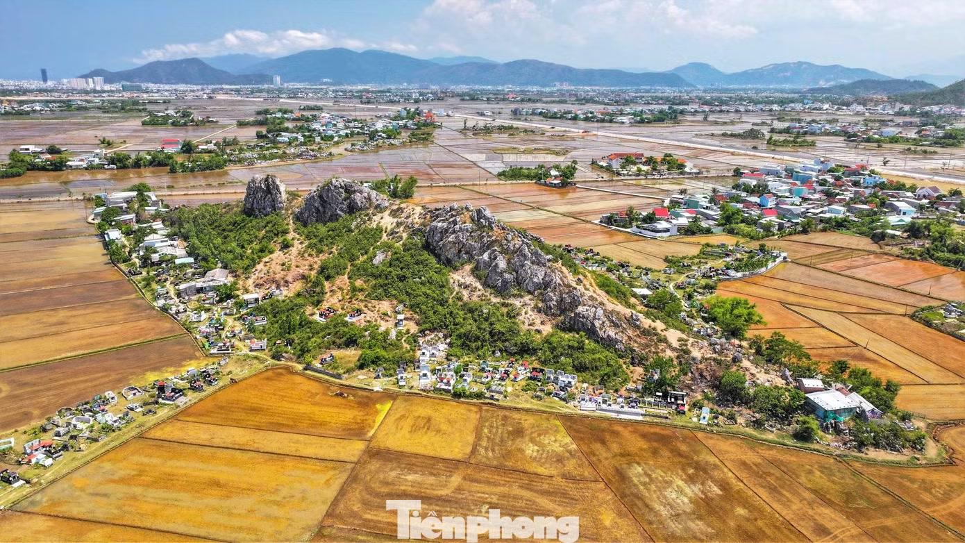 Không chỉ sở hữu vẻ đẹp độc đáo, núi Xương Cá còn gắn liền với những câu chuyện dân gian được lưu truyền qua nhiều thế hệ. Vài năm trở lại đây, ngày càng có nhiều người tìm đến tham quan, chụp ảnh, đặc biệt vào mùa lúa chín.