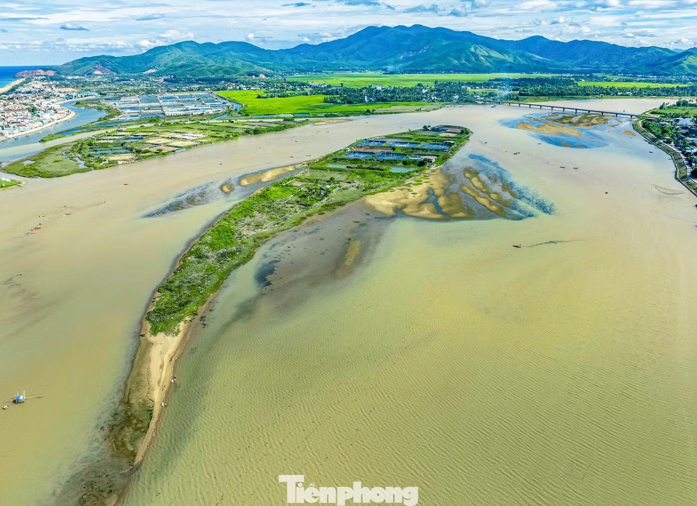 Theo người dân địa phương, hình thù cồn cát này thường xuyên biến đổi qua từng năm do tác động của mưa lũ và dòng chảy. Thế nhưng, những đợt bồi đắp gần đây đã vô tình tạo nên hình dáng một con cá voi khổng lồ với phần đầu, thân và đuôi hiện rõ khi nhìn từ trên cao.