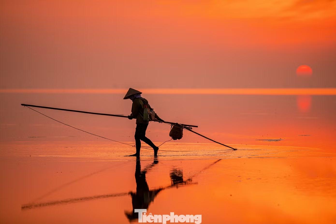 Những bước chân chậm rãi trên bãi triều, vẻ đẹp của Thụy Xuân không chỉ nằm ở cảnh quan thiên nhiên mà còn ở nhịp sống lao động bình dị của cư dân vùng biển.