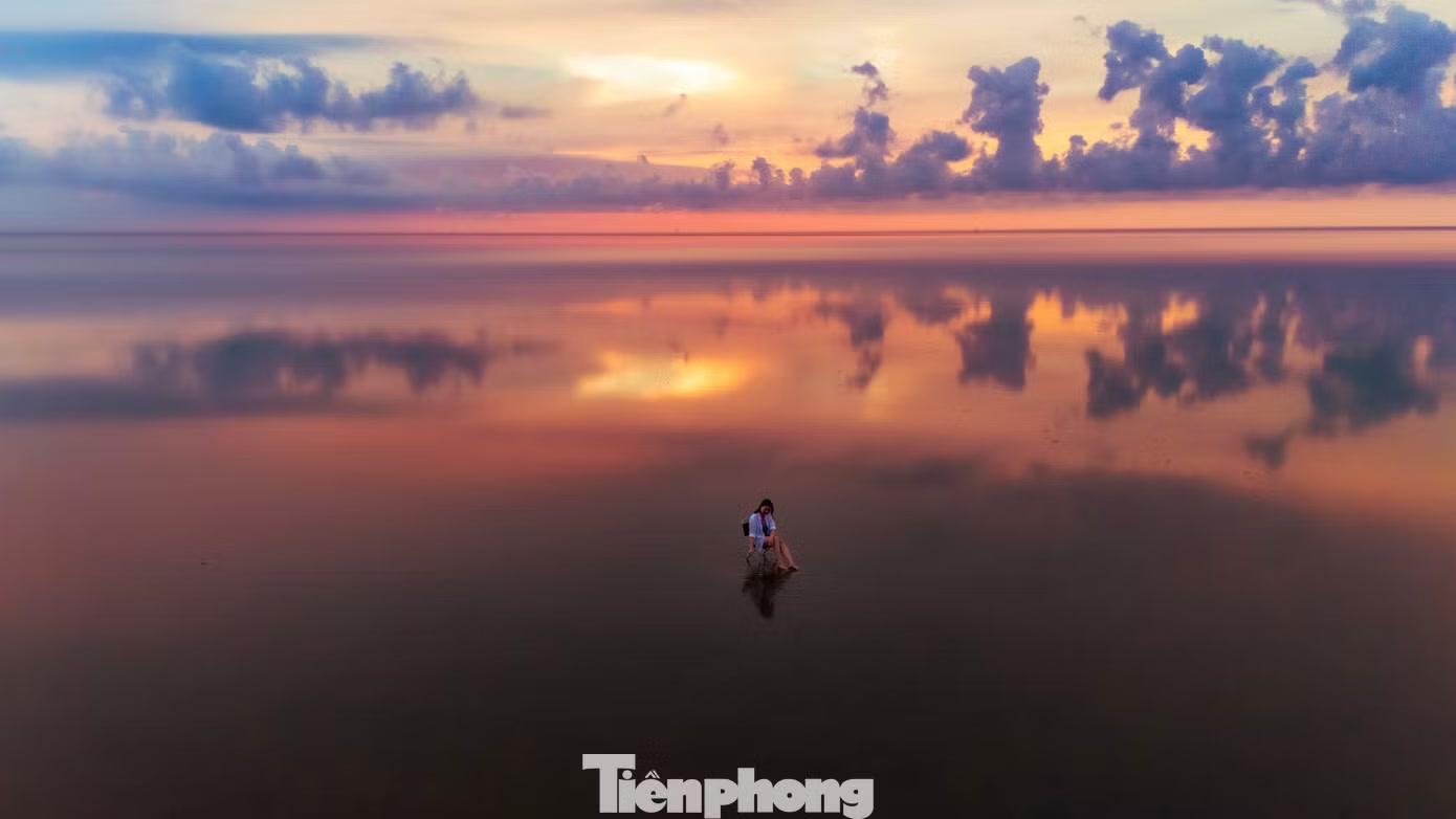 Không chỉ là nơi mưu sinh của ngư dân, bãi biển Thụy Xuân những năm gần đây còn trở thành điểm đến yêu thích của du khách và giới nhiếp ảnh. Vào những ngày thời tiết thuận lợi, nhiều người từ Hà Nội và các tỉnh lân cận tìm đến để ngắm cảnh, săn ảnh và trải nghiệm vẻ đẹp độc đáo của biển vô cực.
