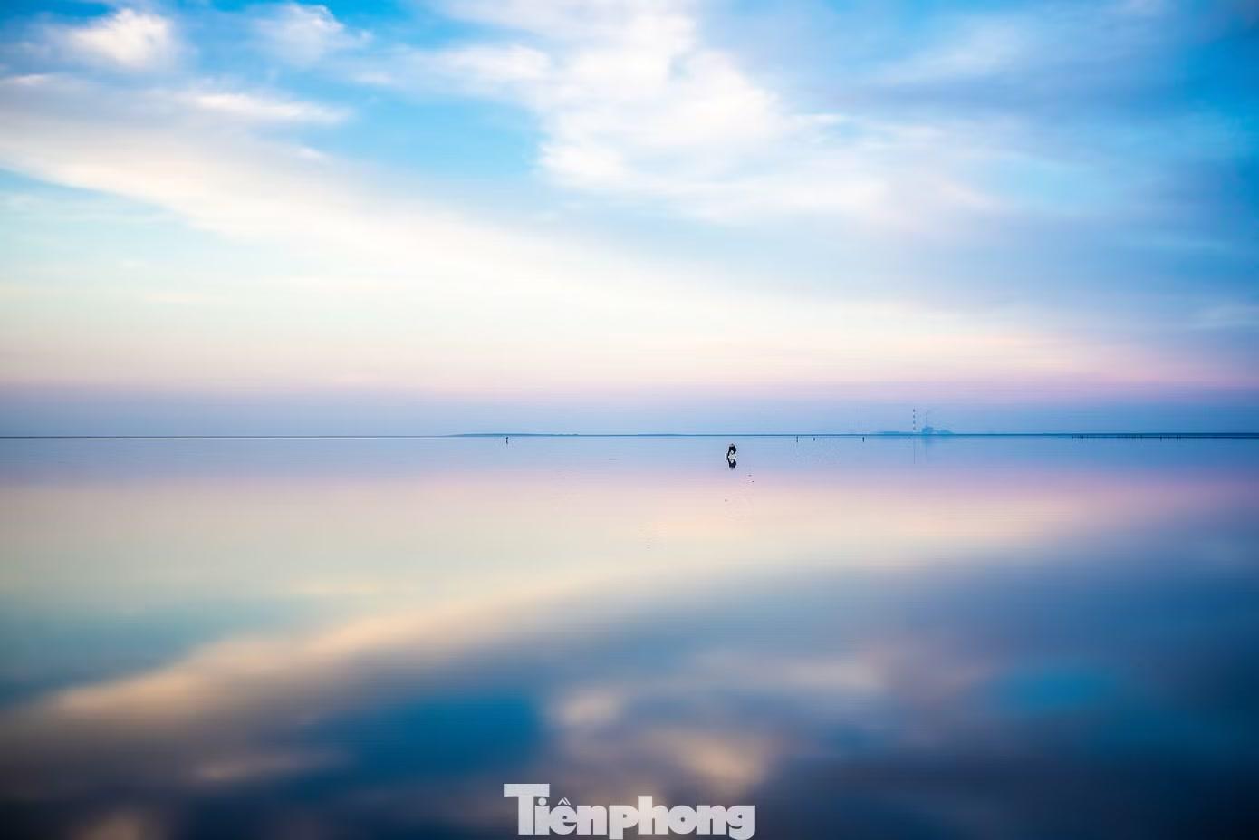 Những ngày đầu hè, bãi biển Thụy Xuân (xã Thụy Xuân, huyện Thái Thụy, tỉnh Thái Bình cũ, nay thuộc tỉnh Hưng Yên) thu hút đông đảo du khách và nhiếp ảnh gia tìm đến chiêm ngưỡng hiện tượng thiên nhiên độc đáo được ví như “biển vô cực”.