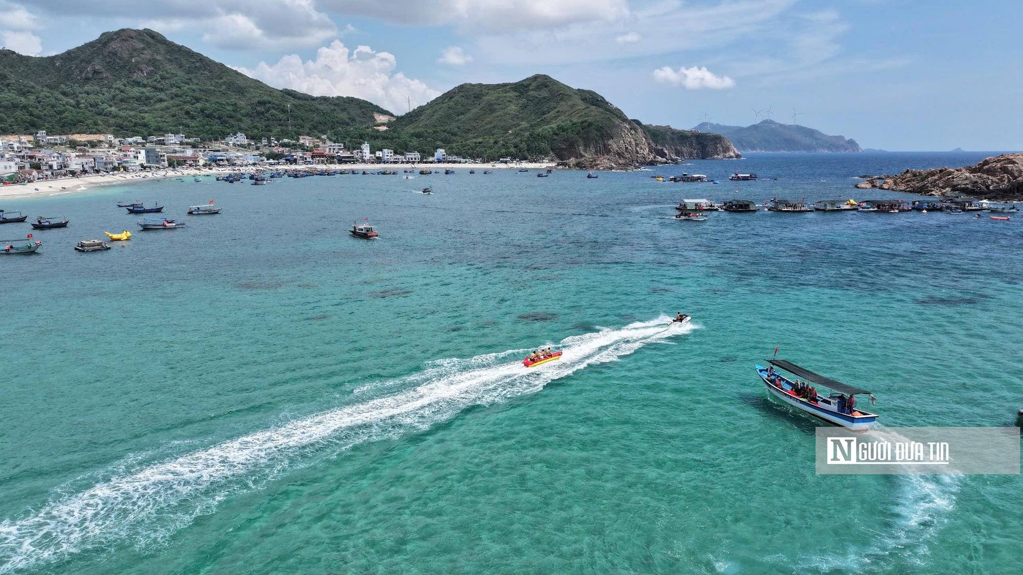 Những ngày đầu tháng 6, tôi theo chân Tổ cộng đồng bảo vệ nguồn lợi thủy sản Nhơn Hải ra vùng biển Hòn Khô. Anh Nguyễn Ngọc Nam, Tổ trưởng, đồng thời là Bí thư HTX Dịch vụ du lịch cộng đồng Nhơn Hải, giới thiệu rằng “Đây là mùa đẹp nhất của biển Nhơn Hải”. Chính vì thế, đây là mùa du lịch của làng chài.