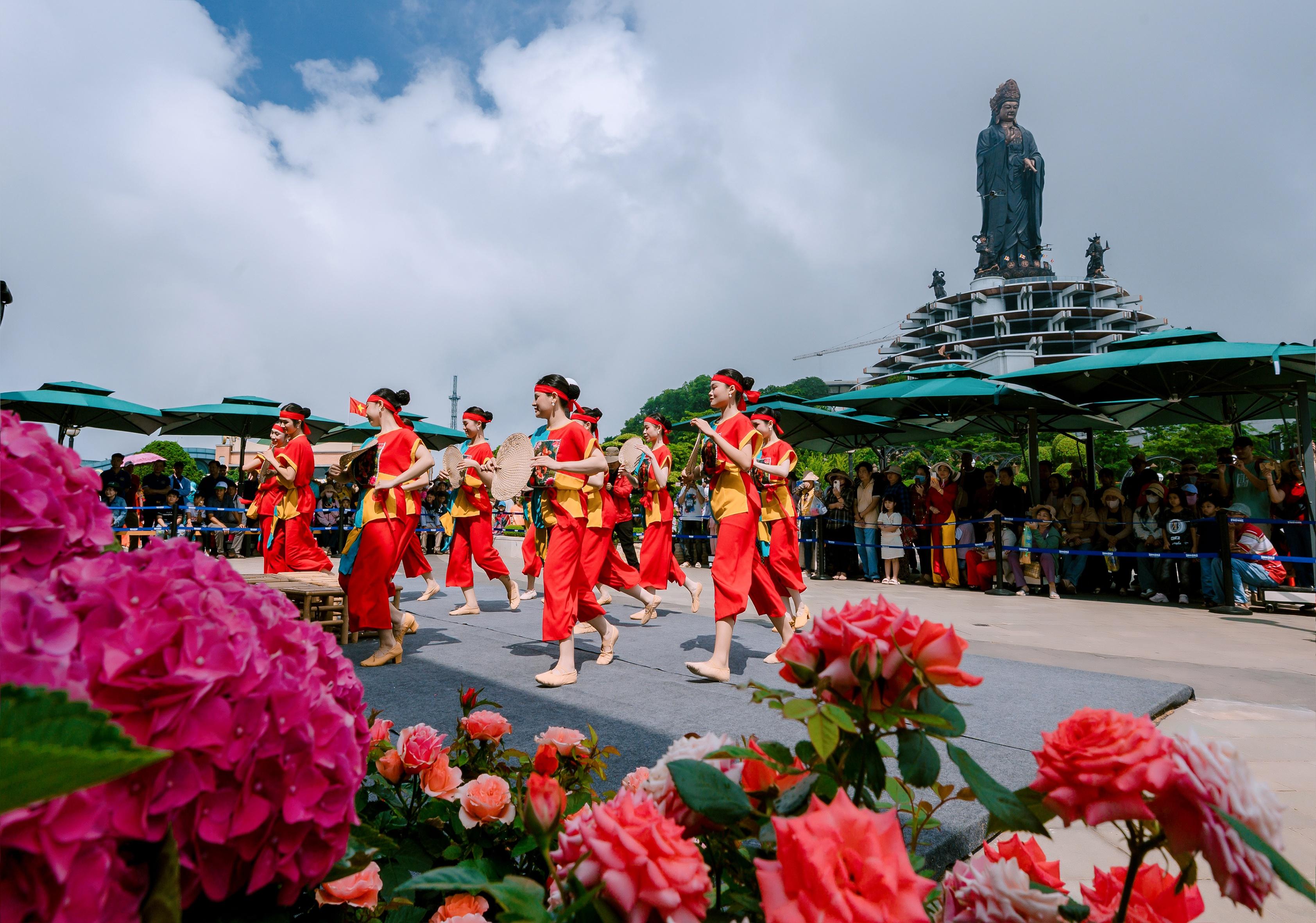  Nhiều hoạt động hoạt náo sôi động sẽ diễn ra trong dịp lễ hội nghệ nhân tạo hình hoa quả. 