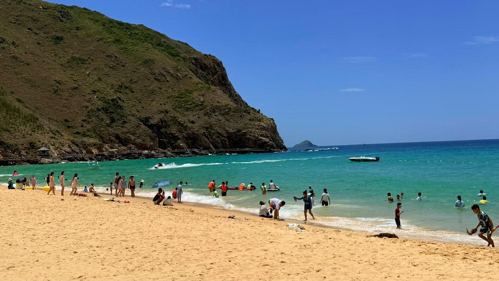 Từ ngoài khơi vào bờ, nước biển được chia thành các dải màu, chuyển dần từ xanh đậm sang xanh dương rồi đến màu xanh ngọc bích trong vắt.