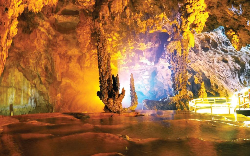 Trong lòng động Ngườm Ngao như một mê cung huyền ảo với muôn vàn dải thạch nhũ lấp lánh sắc vàng, bạc, ngọc bích.