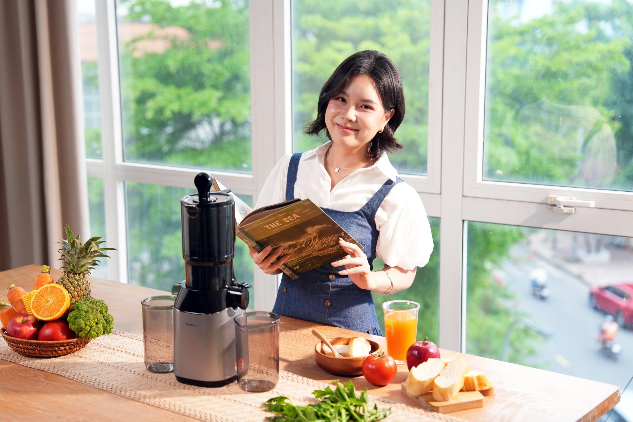 Căn bếp của Thu Nhi Eat Clean có thêm “thành viên” máy ép chậm Joyoung JSJ-868. 