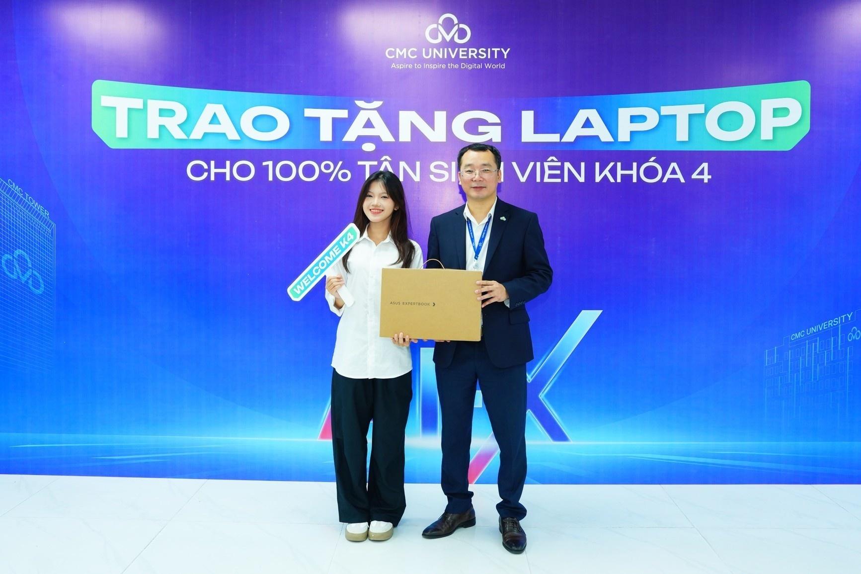  Đại học CMC trao tặng laptop cho sinh viên năm 2024 và 2025. 