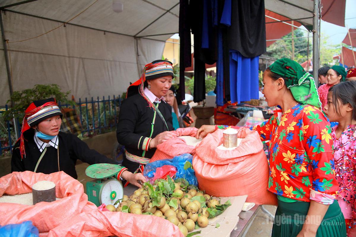 Chợ phiên Du Già bày bán nhiều nông sản đặc trưng của địa phương.