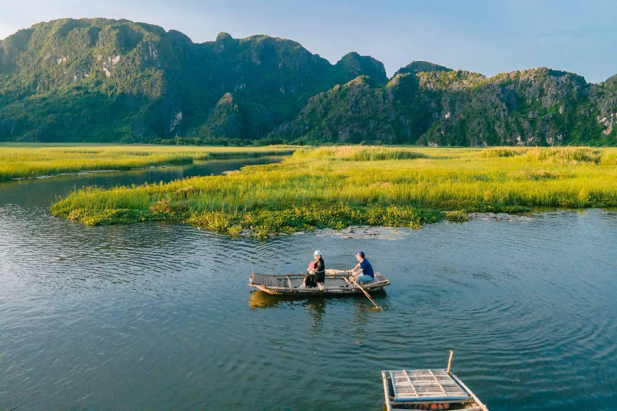  Khung cảnh đầm Vân Long được ví như "bức tranh thủy mặc". Ảnh: Blog của Rọt. 