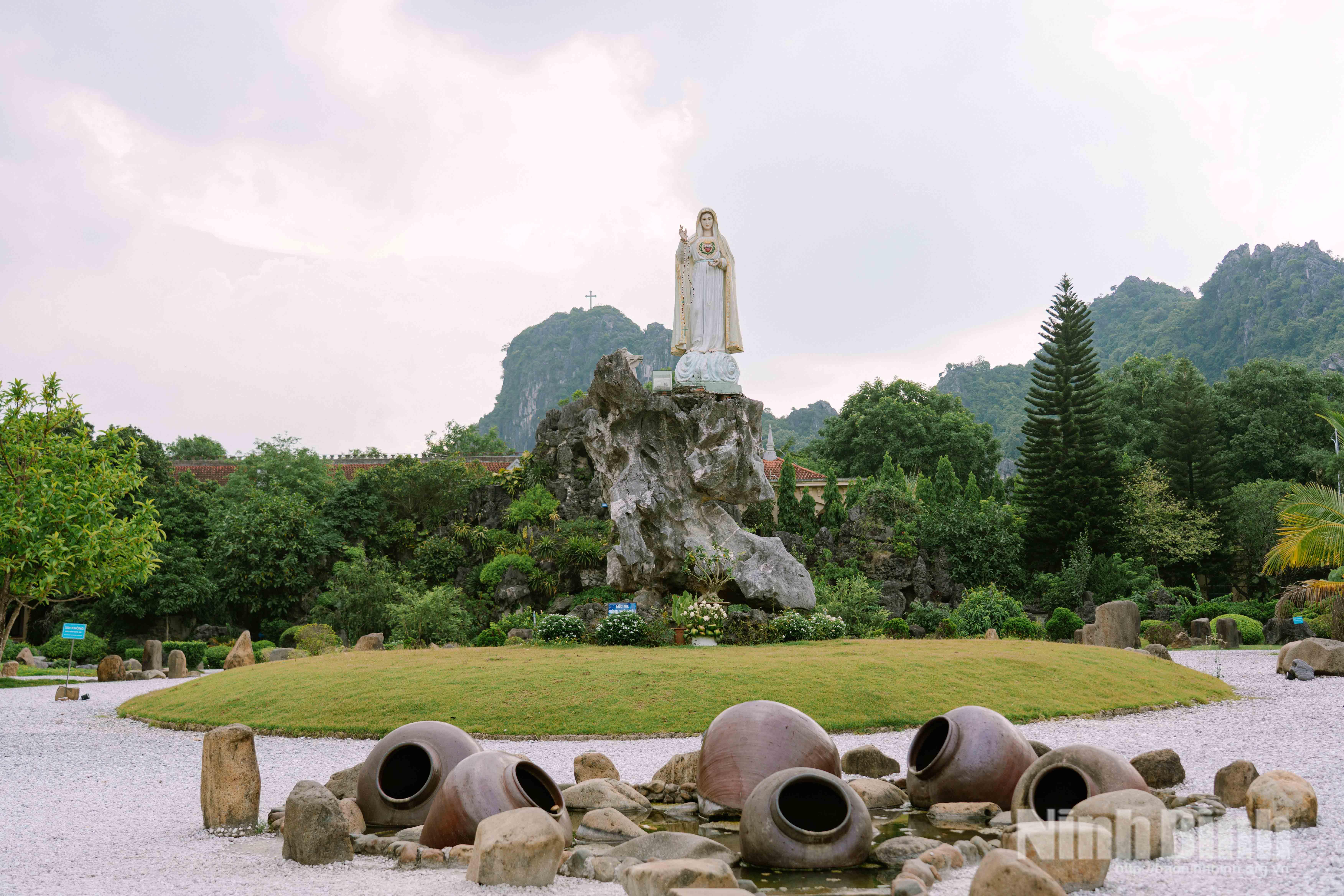 Tượng Đức Mẹ tại trung tâm Vườn Cầu nguyện Fatima là biểu tượng của sự bình an và yêu thương.