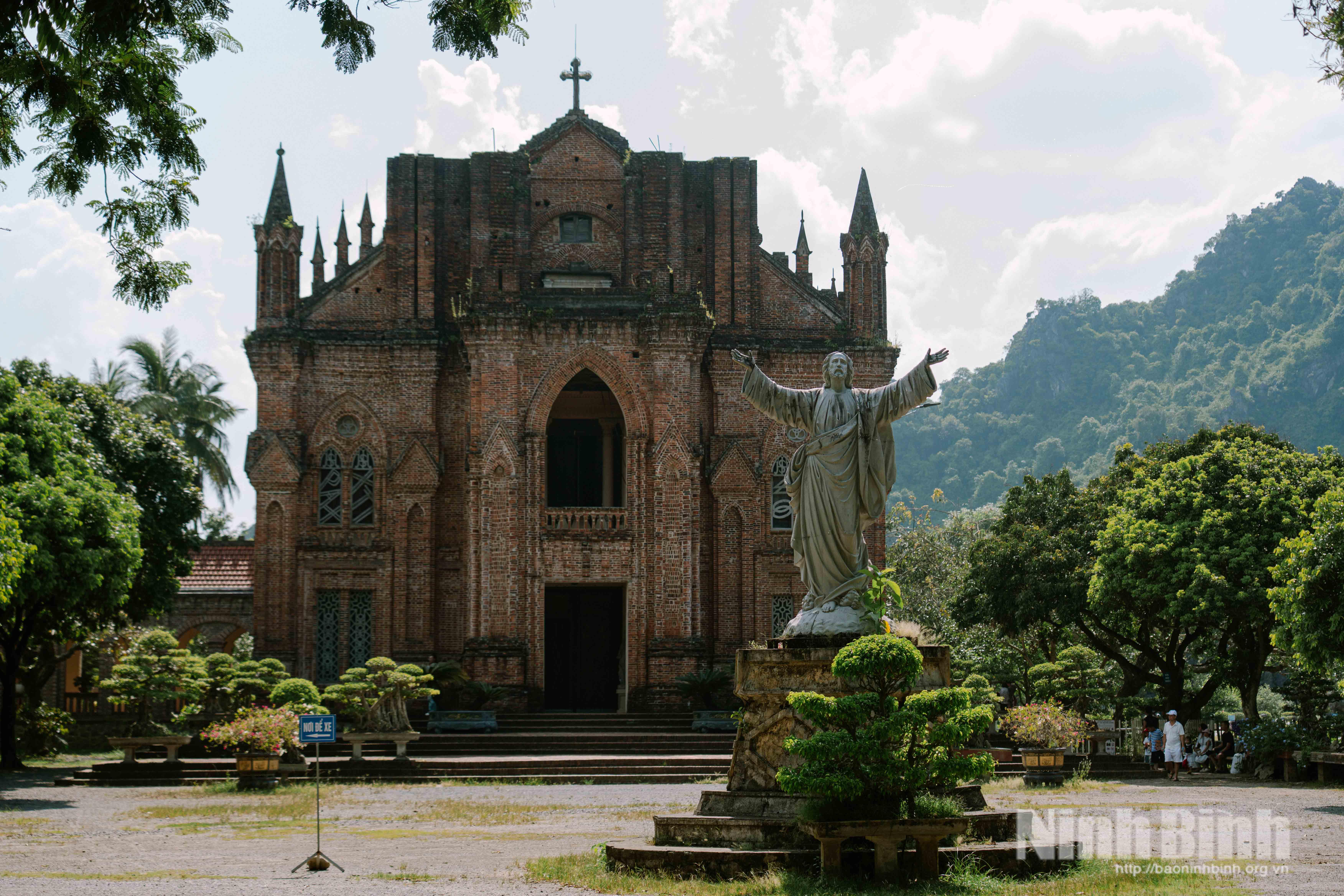 Mặt chính nhà thờ gây ấn tượng với thiết kế đặc trưng tiêu biểu của kiến trúc Gothic châu Âu.