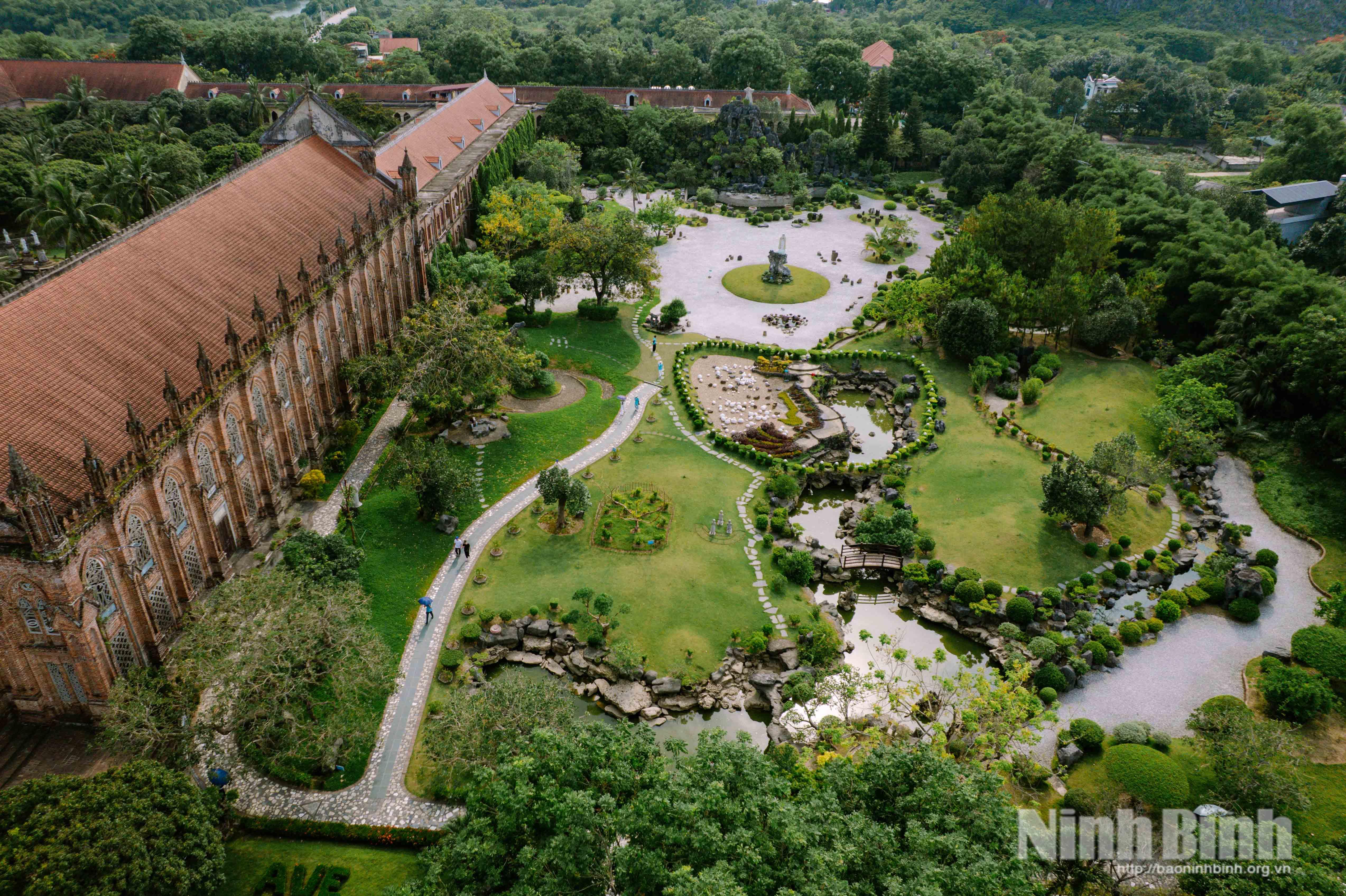 Vườn Cầu nguyện Fatima là điểm đến tâm linh đặc sắc, thu hút nhiều du khách và tín hữu đến tham quan, chiêm niệm.
