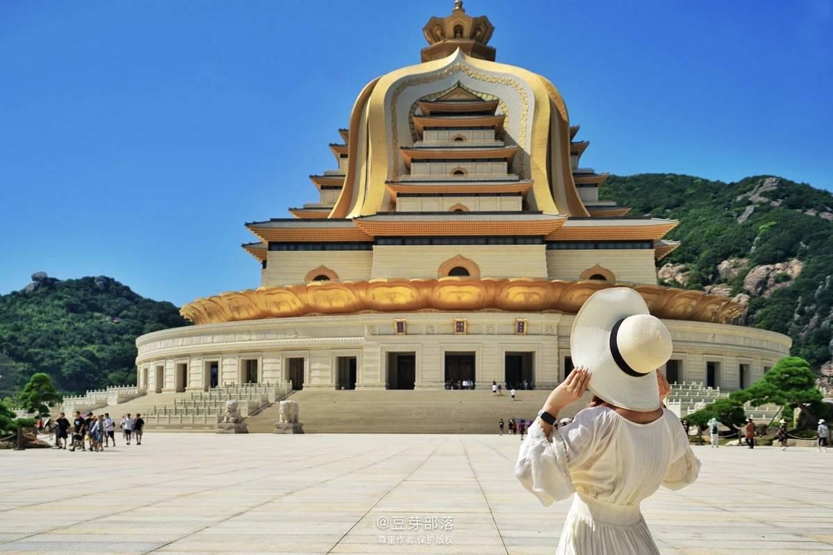Quan Âm Pháp Giới đang là điểm đến thu hút du khách đam mê du lịch tâm linh. Ảnh: Sohu