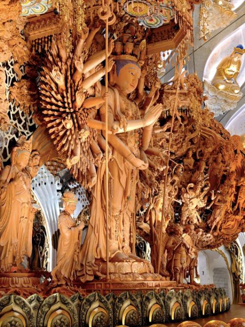 Bức tượng Phật Quan Âm khổng lồ bằng gỗ nằm ở trung tâm đại điện. Ảnh: Photo Dharma/Anandajoti Bhikkhu