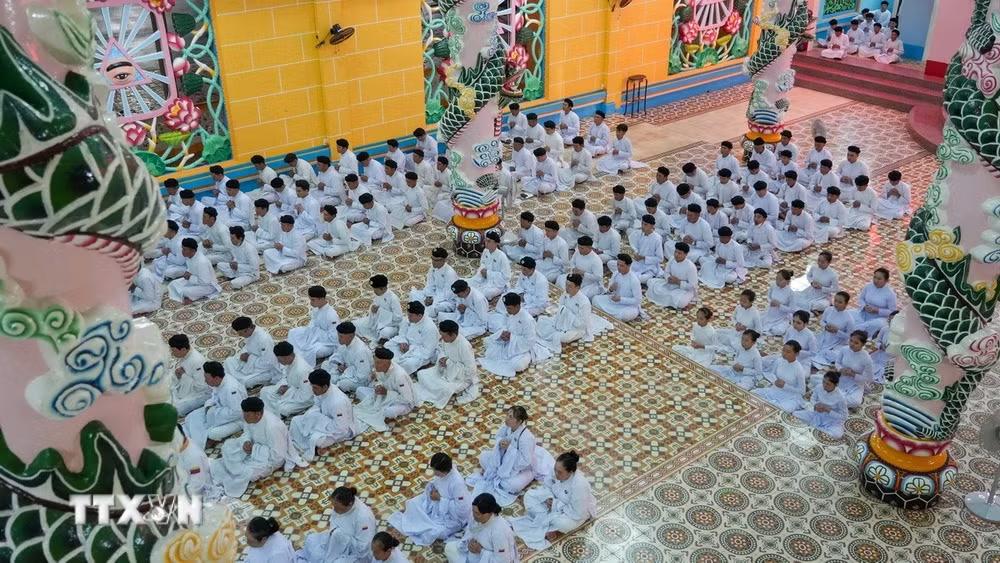 Lễ cúng lúc 0 giờ (tức 24 giờ ngày 15/8 âm lịch) trong Tòa Thánh Cao Đài Tây Ninh. (Ảnh: Minh Phú/TTXVN)