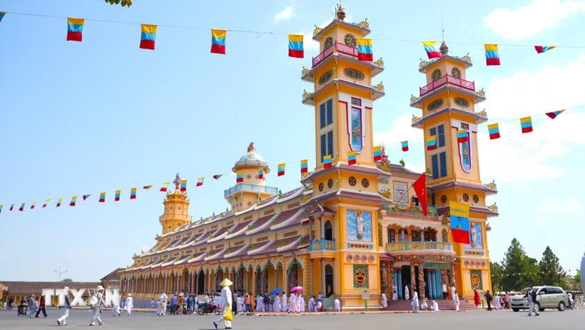 Du khách tham quan Tòa thánh Cao Đài Tây Ninh. (Ảnh: Minh Phú/TTXVN)