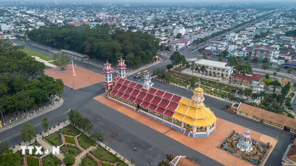 Toàn cảnh Tòa Thánh Cao Đài Tây Ninh với kiến trúc đặc sắc nổi bật giữa trung tâm phường Long Hoa, tỉnh Tây Ninh. (Ảnh: Giang Phương/TTXVN)