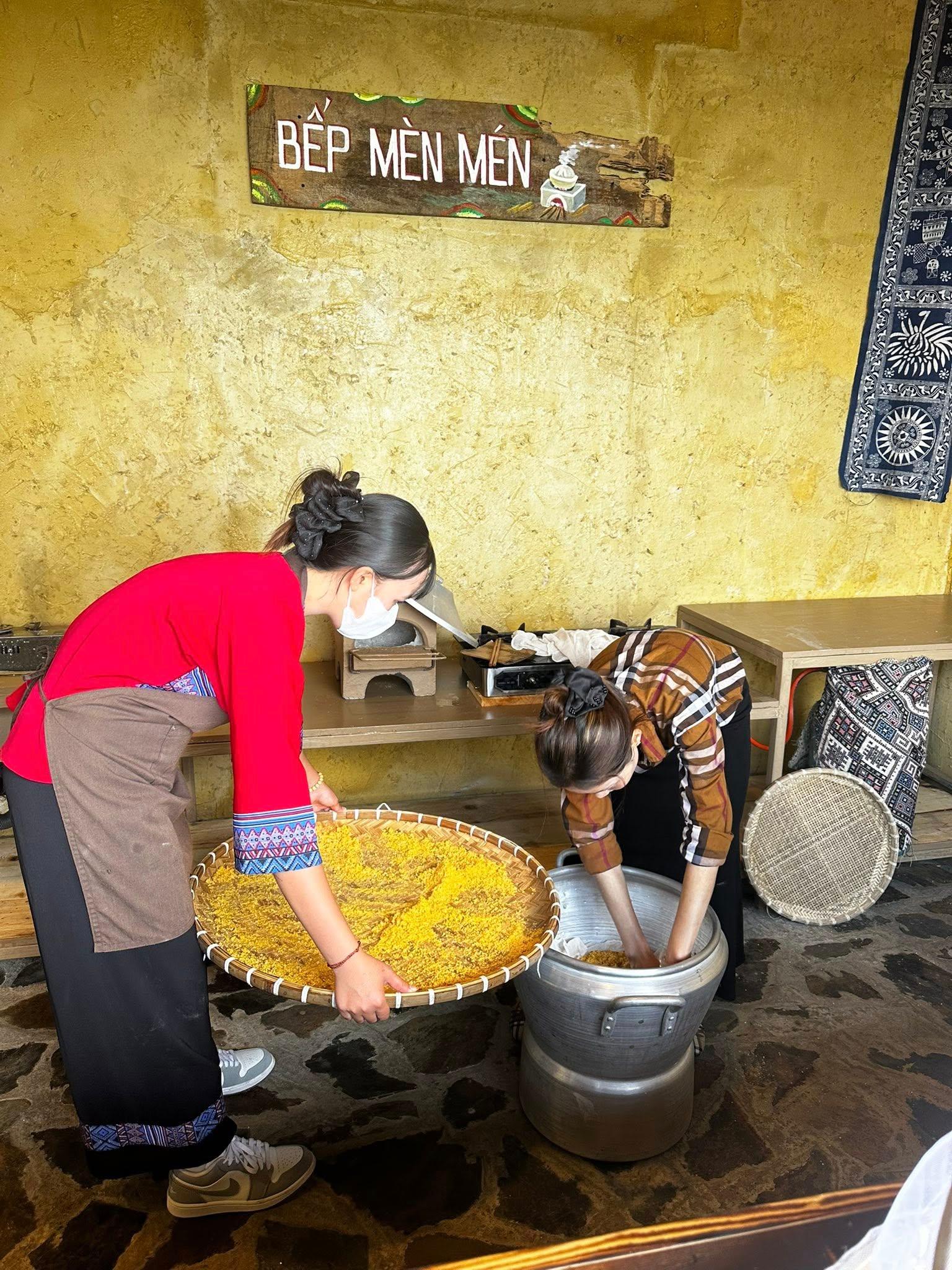 Không gian ẩm thực đặc trưng hương vị núi rừng Tây Bắc với nhiều món ăn dân dã, đặc trưng như mèn mén, thắng cố, thịt nướng, gà đồi, lợn bản, rau rừng… mang đến trải nghiệm mới lạ cho du khách khi đến với Tam Đảo.