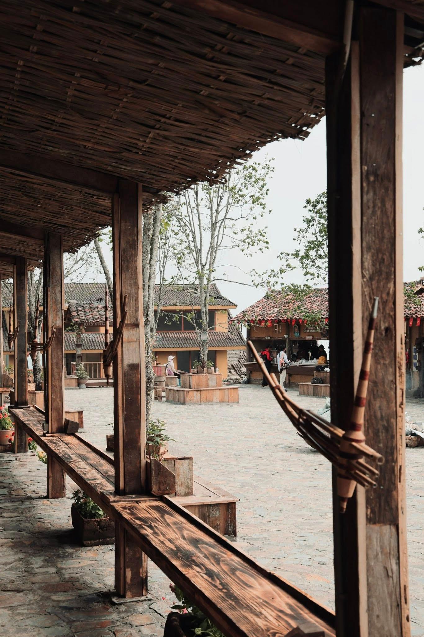 Những căn nhà gỗ, hàng rào tre, tiểu cảnh đậm sắc màu bản làng cùng không gian xanh mát đã tạo nên một điểm đến độc đáo giữa lòng Tam Đảo. 