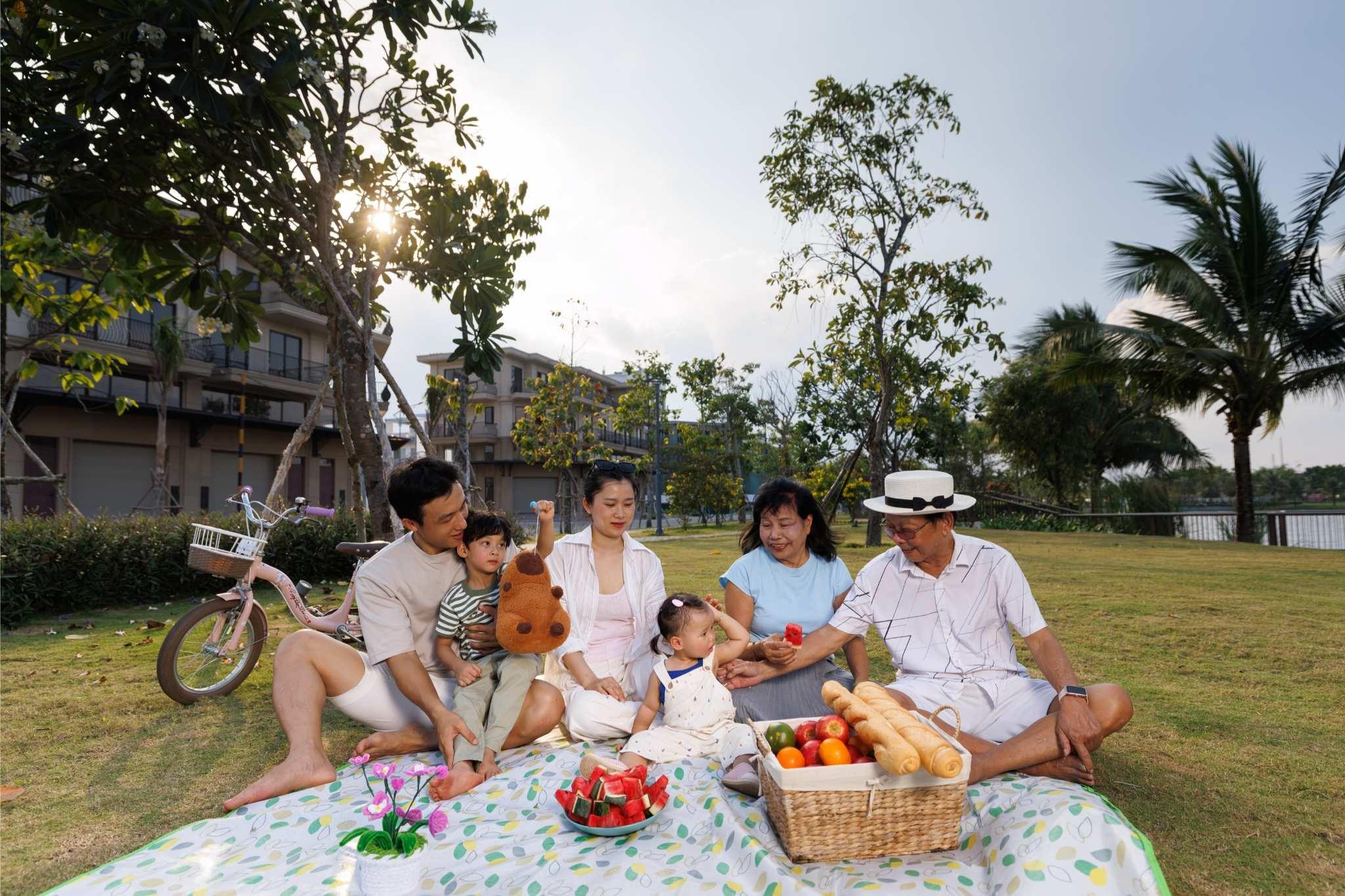  Nhiều gia đình dọn về Nam Long II Central Lake để tận hưởng cuộc sống chất lượng. 