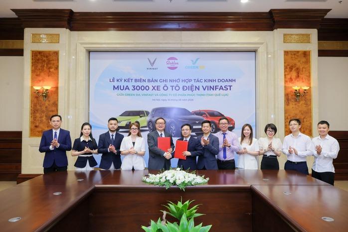 Đại diện Green SM, VinFast và Taxi Quê Lụa tại lễ ký kết