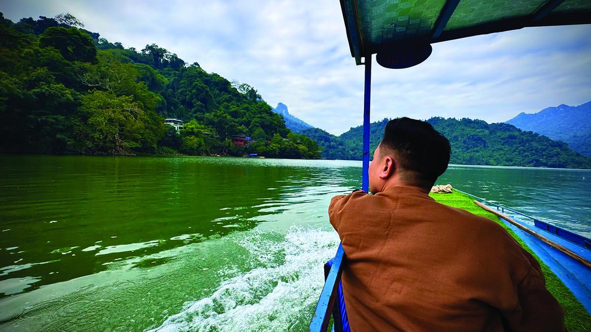 Du khách trải nghiệm tham quan hồ Ba Bể bằng thuyền, hòa mình vào không gian thiên nhiên yên bình. 